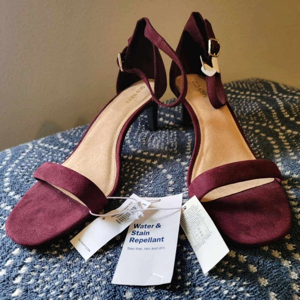 Old Navy Burgundy Faux Suede Kitten Heel Sandal. Size 9
